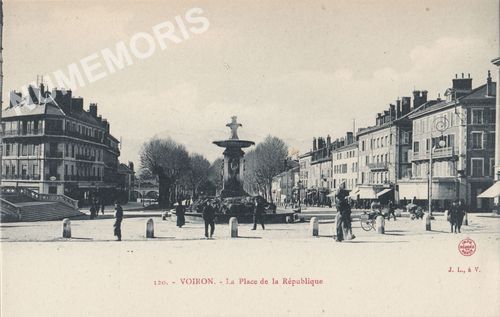120 Voiron la place de la R&eacute;publique