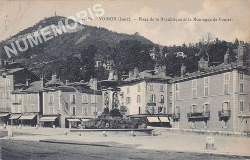 2632 bis Voiron (Is&egrave;re) place de la R&eacute;publique et la montagne de Vouise