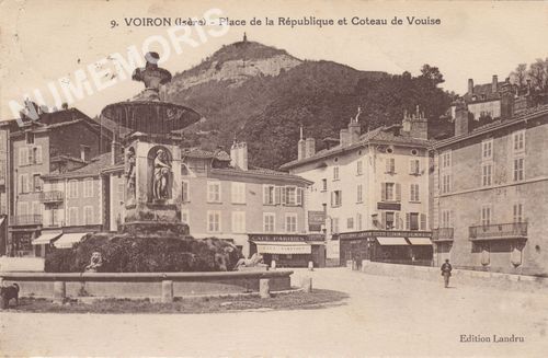 009 Voiron (Is&egrave;re) place de la R&eacute;publique et coteau de Vouise
