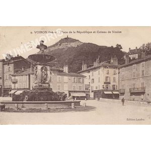 009 Voiron (Is&egrave;re) place de la R&eacute;publique et coteau de Vouise