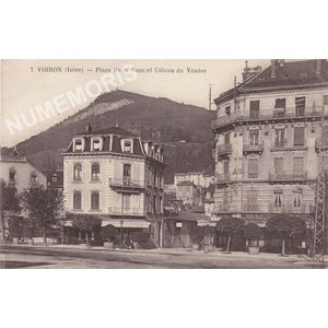 007 Voiron (Is&egrave;re) place de la Gare et c&ocirc;teau de Vouise