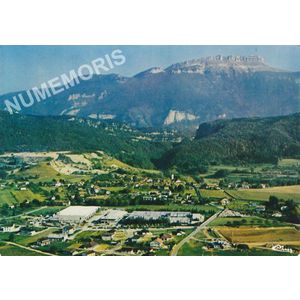 St-Etienne-de-Crossey (Is&egrave;re) vue g&eacute;n&eacute;rale a&eacute;rienne au fond, la Grande Sure (alt. 1 920 m)