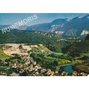 St-Etienne-de-Crossey (Is&egrave;re) vue g&eacute;n&eacute;rale a&eacute;rienne et l'&eacute;tang au fond, les montagnes de la Chartreuse