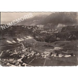 21602 Saint-Etienne-de-Crossey (Is&egrave;re) vue g&eacute;n&eacute;rale a&eacute;rienne sur le village les gorges du Grand Crossey et les montagnes de Chartreuse