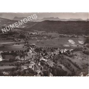 St-Etienne-de-Crossey (Is&egrave;re) 22052 vue panoramique a&eacute;rienne au fond, la cha&icirc;ne de la Chartreuse