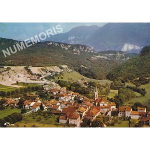 St-Etienne-de-Crossey (Is&egrave;re) vue g&eacute;n&eacute;rale a&eacute;rienne Gorges de Crossey au fond, la Grande Sure (alt. 2 000 m)