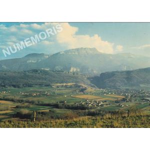 Saint-Etienne-de-Crossey (38 Is&egrave;re) vue g&eacute;n&eacute;rale  au fond, la Grande Sure altitude 1 920 m