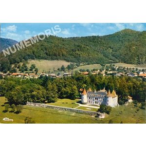 St-Nicolas-de-Macherin (Is&egrave;re) vue a&eacute;rienne du ch&acirc;teau de Hautefort