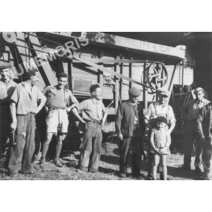 Chirens : batteuse en 1950-55 &agrave; Clermont