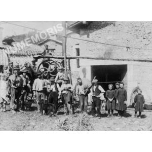 Chirens : batteuse en 1900 au Bourg