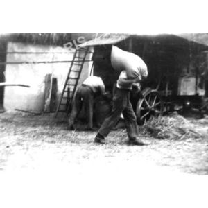 Chirens : batteuse en 1940 &agrave; Beaudin&eacute;