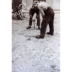 Pommiers la Placette : Joseph Janot charron en 1947