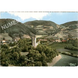 Chirens (38. Isère) 21511 A la tour de Clermont-Tonnerre et le village vue aérienne