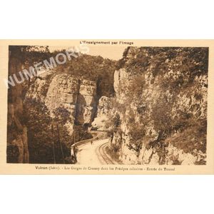 Voiron (Is&egrave;re) les Gorges de Crossey dans les Pr&eacute;alpes calcaires entr&eacute;e du tunnel