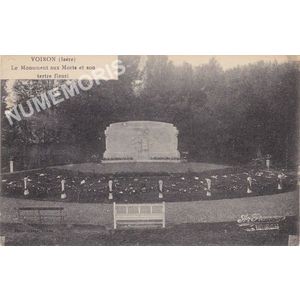 Voiron (Is&egrave;re) le monument aux morts et son tertre fleuri