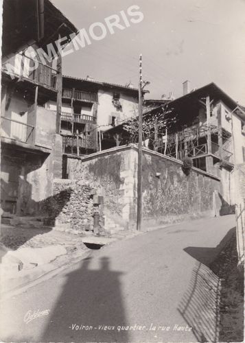 Voiron vieux quartier la rue Haute
