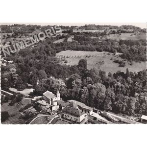 40125 Vourey (Is&egrave;re) vue a&eacute;rienne. l'&eacute;glise et le Vieux ch&acirc;teau