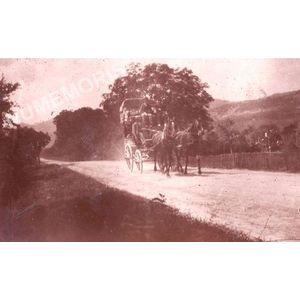 Vourey la voiture de Voiron sur le grand Chemin en 1900