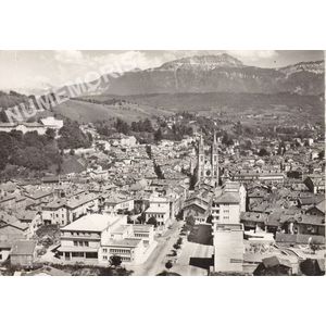 en avion au dessus de... 7 Voiron (Is&egrave;re) l'avenue Jules Ravat et la Grande Sure 