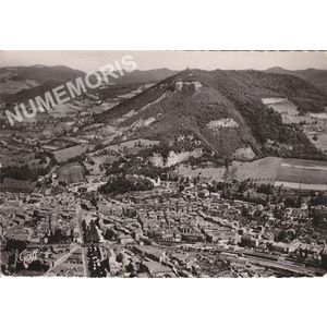 064 - Voiron (Is&egrave;re)  Vue g&eacute;n&eacute;rale et Colline de Vouise. Vue a&eacute;rienne