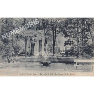 2641 Voiron (Is&egrave;re) le jardin de ville la Source et le jet d'eau