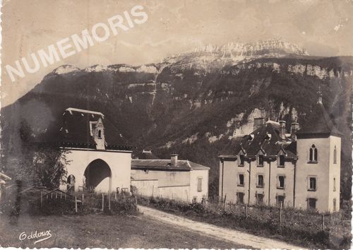 Saint-Julien-de-Ratz (alt. 700 m.) entr&eacute;e du ch&acirc;teau
