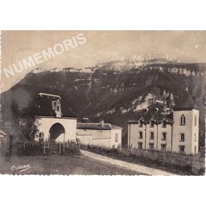 Saint-Julien-de-Ratz (alt. 700 m.) entr&eacute;e du ch&acirc;teau