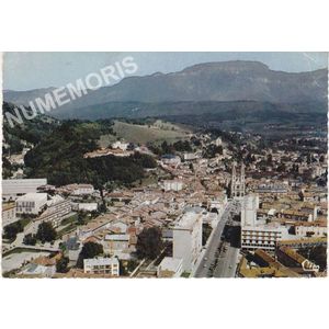 Voiron (38. Is&egrave;re) 576-54 vue g&eacute;n&eacute;rale a&eacute;rienne cath&eacute;drale Saint-bruno et avenue Jules-Ravat