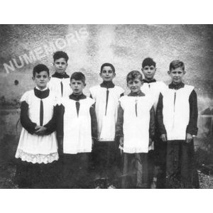 enfants de choeur &agrave; Paviot en 1951