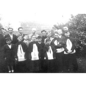 Voiron le P&egrave;re Touquet et les enfants de choeur vers 1940