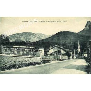 Dauphin&eacute; - Voreppe - l'entr&eacute;e du village et le pic de Chalais