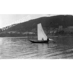 barque &agrave; voile sur le lac de Charavines