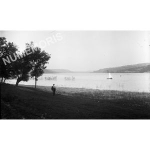barque &agrave; voile sur le lac de Charavines