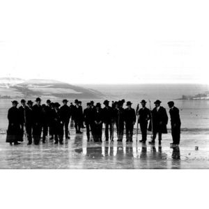 le lac de Charavines gel&eacute; vers 1906