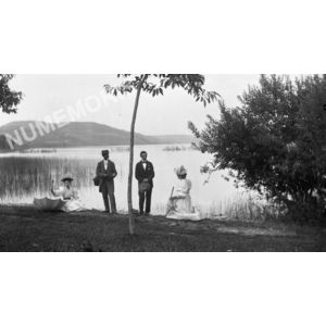 couples sur les rives du lac de Charavines