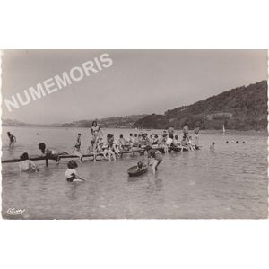 Charavines-les-Bains (Is&egrave;re) le Ponton sur le lac