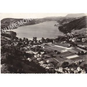 I-21364 Charavines-les-Bains (Is&egrave;re) vue g&eacute;n&eacute;rale a&eacute;rienne sur le village et le lac