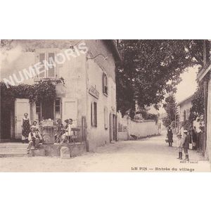 le Pin entr&eacute;e du village
