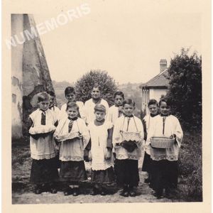 Voissant : enfants de choeur en 1951