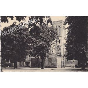 004 Moirans la nouvelle Eglise et la place Mar&eacute;chal-P&eacute;tain