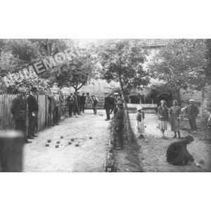 Bilieu : jeux de boules au caf&eacute; Deschaux