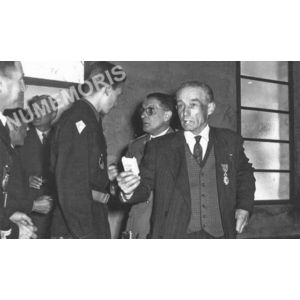 Bilieu : remise de la l&eacute;gion d'honneur &agrave; Marius commandeur en 1956