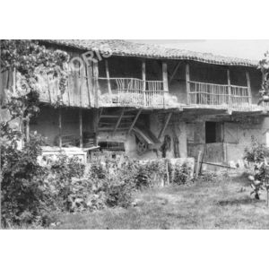 Bilieu : f&eacute;ni&egrave;res d'une ferme en pis&eacute; de la Meyrie