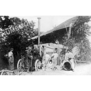 Bilieu : la batteuse devant chez Deschaux