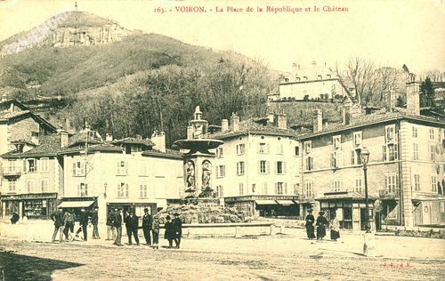 163 Voiron la place de la R&eacute;publique et le ch&acirc;teau