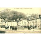 163 Voiron la place de la R&eacute;publique et le ch&acirc;teau