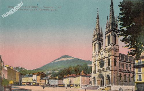1230 le Dauphin&eacute; Voiron LL la place de la R&eacute;publique