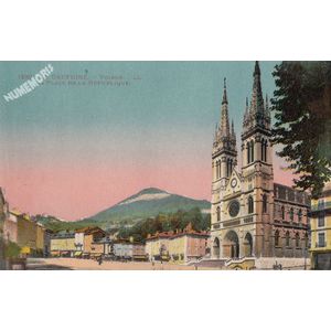 1230 le Dauphin&eacute; Voiron LL la place de la R&eacute;publique