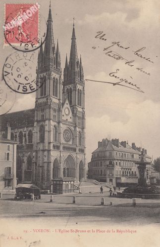 019 Voiron l'Eglise St-Bruno et la Place de la R&eacute;publique