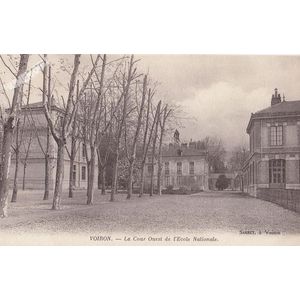 Voiron la cour Ouest de l'Ecole Nationale